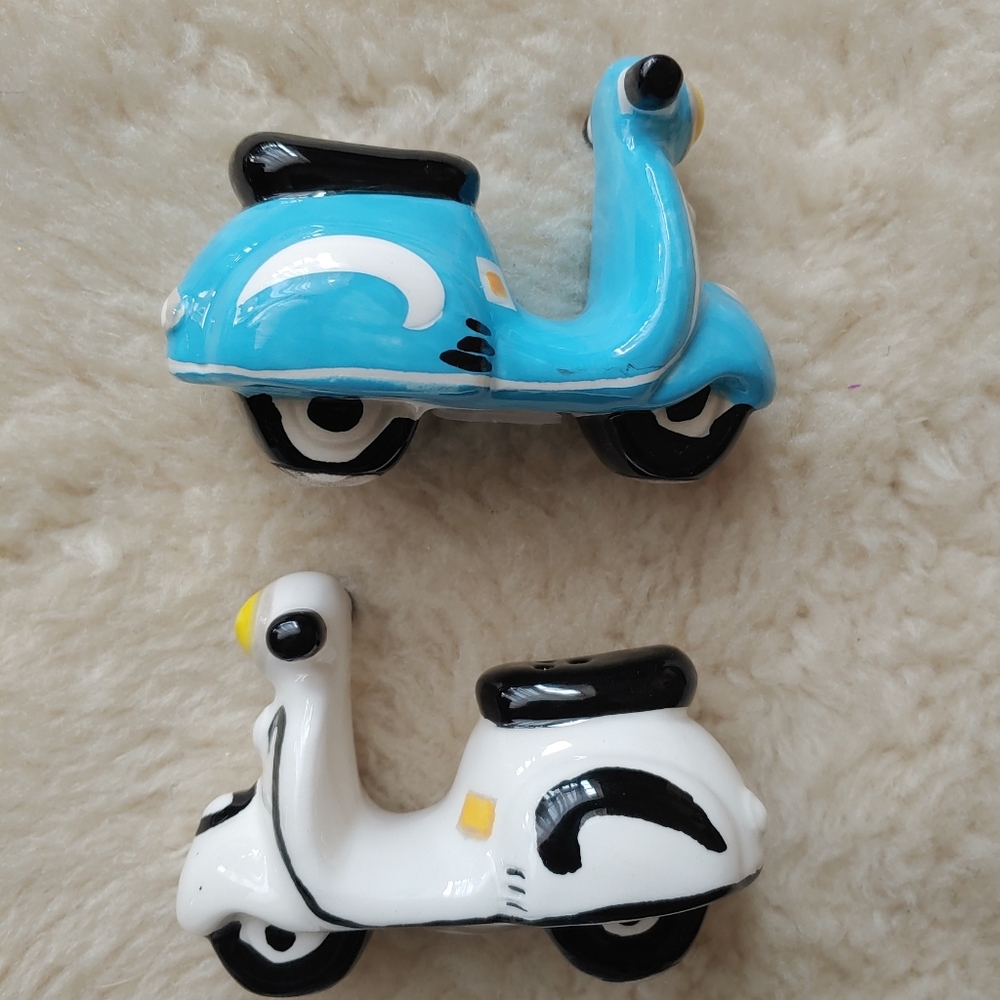 NIB Pair Ceramic scooter salt n pepper shakers be